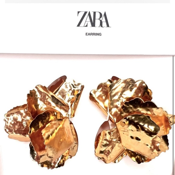 *NEW* ZARA GOLD TONE PETAL FLORAL EARRINGS - Picture 2 of 4